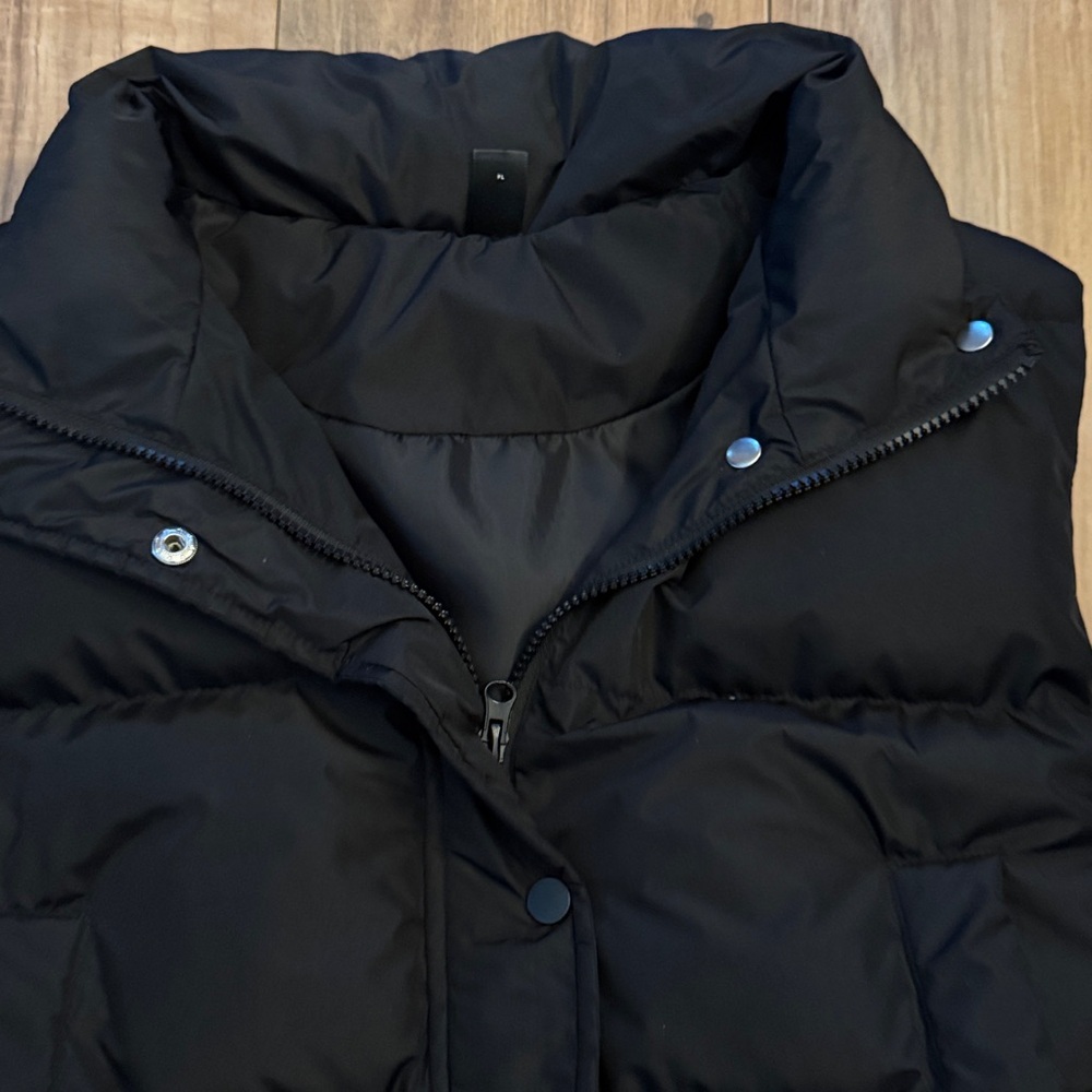 Black cropped Puffer Vest Jacket - Women's Sleeveless Coat - Picture 2 of 5
